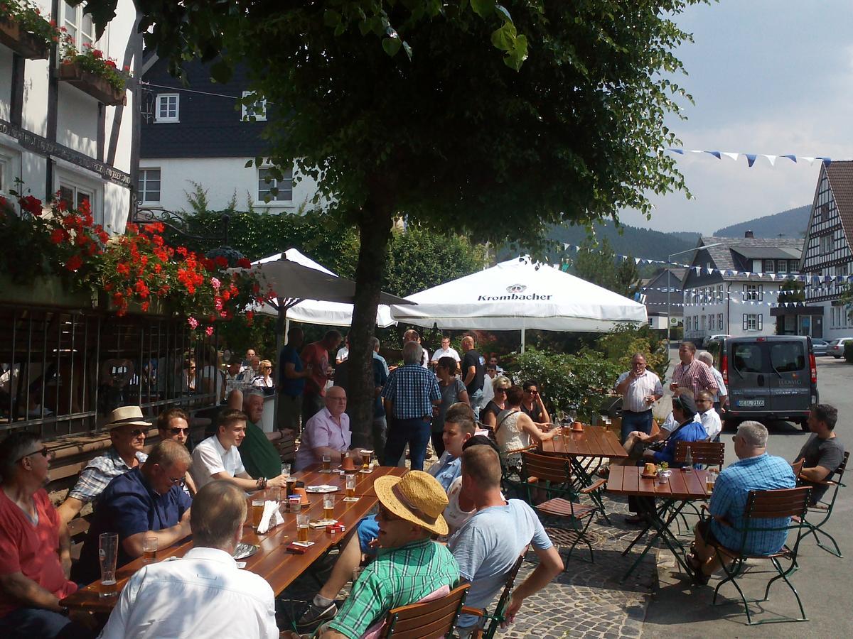 Hotel Gasthof Zu den Linden Oberhundem Eksteriør bilde